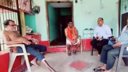 କେନ୍ଦ୍ରାପଡା: ବଡଓଲରା ଗ୍ରାମର ଚକ୍ରଧର ପ୍ରଧାନଙ୍କ ଦେହାନ୍ତ ଖବର ପାଇ ତାଙ୍କ ବାସଭବନରେ ପହଞ୍ଚି ଶୋକସନ୍ତପ୍ତ ପରିବାରକୁ ଭେଟିଲେ ରାଜନଗର ବିଧାୟକ