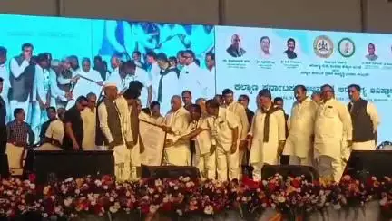 ಯಾದಗಿರಿ: ದಿ. ಕೊಲ್ಲೂರು ಮಲ್ಲಪ್ಪ ಸ್ಮಾರಕ ನಿರ್ಮಾಣದ ಭೂಮಿ ಮಂಜೂರಾತಿ ಆದೇಶ ಪತ್ರ ನೀಡಿದ ಸಿಎಂ, ಎ.ಐ.ಸಿ.ಸಿ ಅಧ್ಯಕ್ಷ ಮಲ್ಲಿಕಾರ್ಜುನ ಖರ್ಗೆ