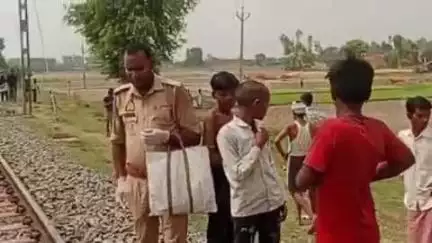 महाराजगंज: पहुरावा रेलवे ट्रैक के पास छत विक्षत अवस्था में मिला अज्ञात युवक का शव, पहचान नहीं हुई, पुलिस ने भेजा पोस्टमार्टम