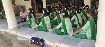 कस्तूरबा गांधी आ  बा वि पण्डरानी में छात्राओं को योगाभ्यास कराया गया, अंतर्राष्ट्रीय योग दिवस का थीम एक पृथ्वी एक स्वा