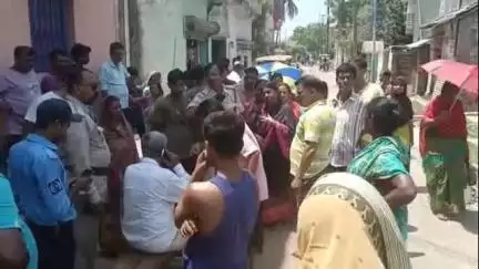 কাটোয়া ২: গত কয়েকদিন ধরে জল না পাওয়ায় চামপচা রোডে পথ অবরোধ এলাকাবাসীর, পৌরপতিকে ঘিরেও বিক্ষোভ # jansamasya