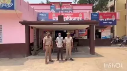हापुड़: गांव सादिकपुर रेलवे अंडरपास के पास पुलिस ने घटना करने की फिराक में घूम रहे एक अभियुक्त को तमंचे के साथ किया गिरफ्तार