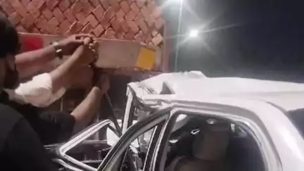 अमरोहा: रजबपुर में हाईवे पर झनकपुरी में ईंटों से लदी ट्रैक्टर-ट्रॉली में घुसी कार, दो की मौत और एक घायल