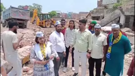 चौक पुरानी सब्जी मंडी में आम आदमी पार्टी के नेताओं ने पीड़ितों से की मुलाकात