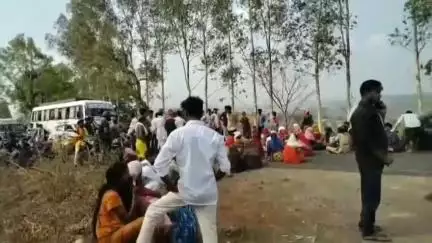 डिंडौरी: हिनौता गांव के ग्रामीणों ने जोगी टिकरिया में बिजली-पानी की समस्या पर लगाया जाम, यातायात बाधित