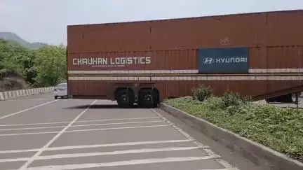 धुळे: लळिंग घाटात डिव्हायडर तोडून आडवा झाला ट्रॉला सुदैवाने कोणतीही जीवितहानी नाही एकेरी वाहतूक सुरू