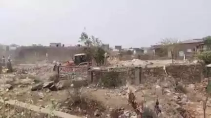 लाडपुरा: रोझड़ी नयागांव रावतभाटा रोड पर नेशनल हाईवे व वन विभाग की टीम ने हटाए अतिक्रमण, लोगों ने सड़क जाम कर किया प्रदर्शन