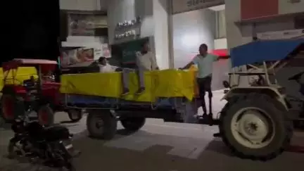 હિંમતનગર: શહેરમાં ટેકાના ભાવે બાજરીનું વેચાણ કરવા ખેડૂતોએ વહેલી પરોઢથી ટ્રેક્ટર લાઇનમાં લગાવ્યા