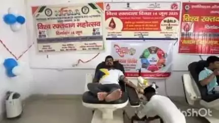 कासगंज: कासगंज जिला अस्पताल में एसोसिएशन ऑफ डेमोक्रेटिक ह्यूमन राइट्स ने रक्तदान शिविर का आयोजन किया