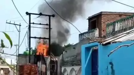 धनौरा: गजरौला के गांव फौंदापुर में विद्युत ट्रांसफार्मर में लगी आग, बिजली आपूर्ति हुई गुल
