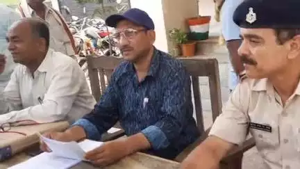 साहेबपुर कमाल: साहेबपुरकमाल थाना परिसर में भूमि विवाद को लेकर जनता दरबार का आयोजन