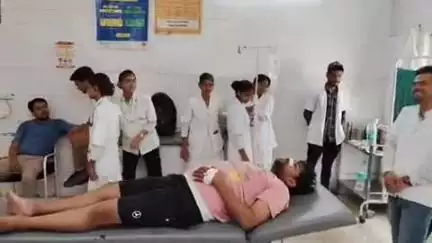 इटावा: कोतवाली के कटरा पूर्दल खा मोहल्ले में पत्नी से प्रताड़ित युवक ने ऑल आउट पीकर जान देने का किया प्रयास, उपचार जारी