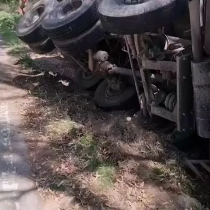 लक्ष्मणगढ़: बड़ौदा में गंडूरा लक्ष्मणगढ़ सड़क मार्ग पर एग्रीकल्चर दवाइयों से भरा ट्रक पलटा, चालक गंभीर रूप से घायल