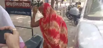 एटा: नगला राना की रहने वाली विवाहित महिला बच्चे छीने जाने के मामले में रोती हुई SSP के कार्यालय पहुंची