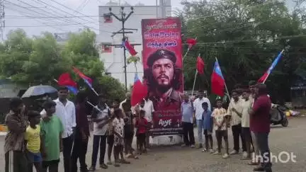 உத்தமபாளையம்: சேகுவாரா பிறந்தநாளை முன்னிட்டு சின்னமனூர் AIYF ஒன்றே குழு சார்பில் படத்திற்கு அஞ்சலி செலுத்தி, நோட்டு வழங்கினர்