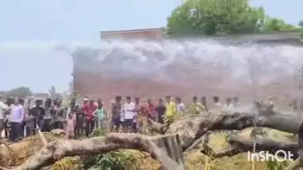अकबरपुर: अंबेडकरनगर के मिर्जापुर कोड़रा में छप्पर में लगी आग, खाना-पीना, कपड़े और जेवर जलकर राख, फायर ब्रिगेड ने पाया काबू