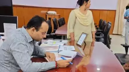 गया टाउन सीडी ब्लॉक: गया समाहरणालय में डीएम ने जनता दरबार में सुनी 60 आवेदकों की समस्या, अधिकारियों को दिए निर्देश