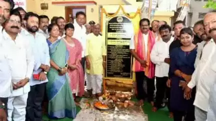 విశాఖపట్నం: విశాఖలోరూ. 3.5 కోట్లతో దక్షిణ నియోజకవర్గంలో అభివృద్ధి పనులకు శంకుస్థాపనలు ,ప్రారంభోత్సవాలు చేసిన నగర మేయర్