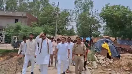 बिलग्राम: मक्कूपुरवा पहुंचे सांसद तनुज पुनिया, मृतक के परिजनों तक पहुंचाया राहुल गांधी का शोक संदेश