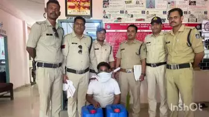 अशोक नगर: JBS कॉलोनी के समीप से पुलिस ने 25 वर्षीय युवक को 70 लीटर अवैध शराब के साथ किया गिरफ्तार