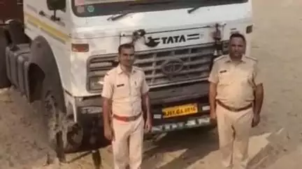 सावर: सावर थाना पुलिस ने अवैध बजरी से भरे ट्रेलर को किया ज़ब्त, माइनिंग विभाग के अधिकारी ने लगाया जुर्माना