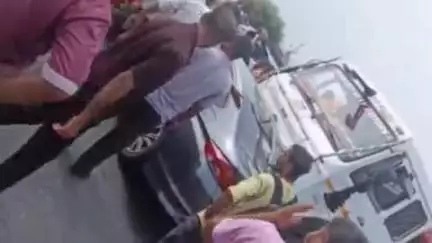 पिंडवाड़ा: भुजेला के पास ओवरटेक के चक्कर में कार ट्रक से टकराई, हादसे में कार सवार 2 लोग बाल-बाल बचे