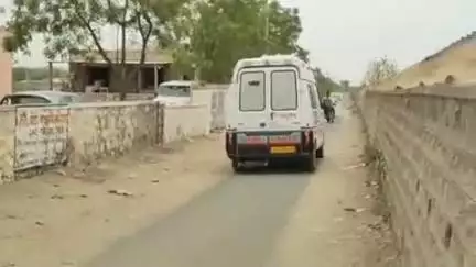 बाड़मेर: नागाणा थाना क्षेत्र में चौधरी होटल के पास मोटरसाइकिल को कैंपर गाड़ी ने मारी टक्कर, एक युवक हुआ घायल