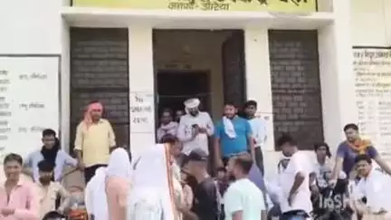 बिधूना: बेला पावर हाउस पर बिजली कटौती से परेशान होकर पहुंचे मल्हौसी गांव के लोग