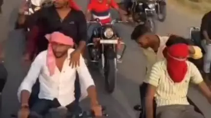 मऊ: बड़ागांव में ऊर्जा मंत्री एके शर्मा के काफिले में यातायात नियमों की उड़ाई गईं धज्जियां, वीडियो वायरल
