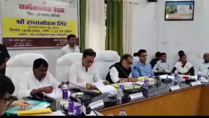 मोतिहारी: समाहरणालय स्थित डॉ राधाकृष्णन सभागार में जिला विकास समन्वय और निगरानी समिति (दिशा) की बैठक आयोजित हुई