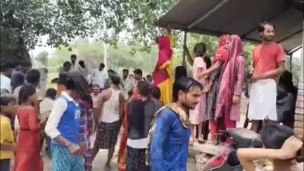 नवाबगंज: गोठिया गांव में पूर्व कोटेदार के घर सरकारी राशन रखने को लेकर हुआ विवाद, मिलावटी राशन देने के लगाएं आरोप #jansamasya