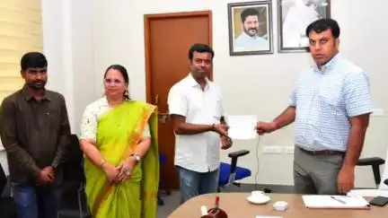 సిరిసిల్ల: భూ నిర్వాసితులకు పరిహారం పంపిణీ 10 మందికి నష్టపరిహారం చెక్కులు అందించిన కలెక్టర్ సందీప్ కుమార్ ఝా