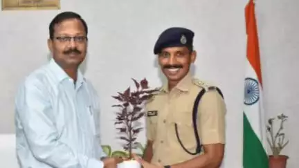 నిజామాబాద్ సౌత్: నూతనంగా బాధ్యతలు చేపట్టిన కలెక్టర్ ను కలిసిన సిపి సాయి చైతన్య