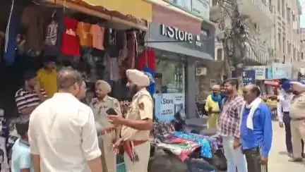 ਕੋਟਕਪੂਰਾ: ਰੇਲਵੇ ਰੋਡ ਸਮੇਤ ਹੋਰ ਬਾਜ਼ਾਰਾਂ ਵਿਚ ਟ੍ਰੈਫਿਕ ਪੁਲਿਸ ਅਤੇ ਨਗਰ ਕੌਂਸਲ ਨੇ ਦੁਕਾਨਦਾਰਾਂ ਨੂੰ ਕੀਤਾ ਜਾਗਰੂਕ,ਵਿਘਨ ਪਾਉਣ ਤੇ ਕਾਰਵਾਈ ਦੀ ਚੇਤਾਵਨੀ