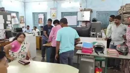 কৃষ্ণনগর ১: আবারো উত্তপ্ত হয়ে উঠল কৃষ্ণনগর পৌরসভা চত্বর,পৌরসভার ইঞ্জিনিয়ারকে মারধরের অভিযোগ উঠল তৃণমূলের কাউন্সিলরের বিরুদ্ধে