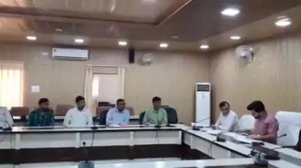 भिनगा: कलेक्ट्रेट भिनगा में डीएम ने टैबलेट और स्मार्टफोन वितरण की समीक्षा की, कहा- शिथिलता बरतने वालों पर होगी कार्रवाई
