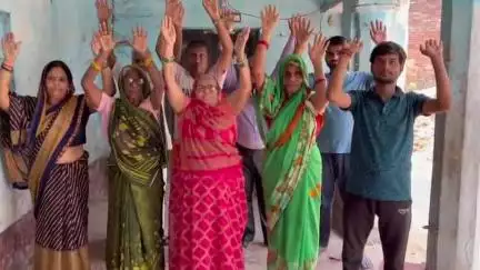 घोसी: अमिला नगर पंचायत में कोटेदार पर राशन न देने का आरोप, कार्डधारकों ने किया प्रदर्शन