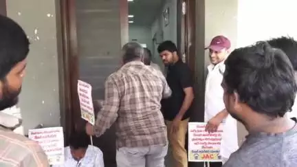 విశాఖపట్నం: ఏపీ ఫైబర్ నెట్ సేవలు రాష్ట్రవ్యాప్తంగా నిలిచిపోవడంతో AU వద్ద పని చేసే కేబుల్ ఆపరేటర్లు నిరసన..