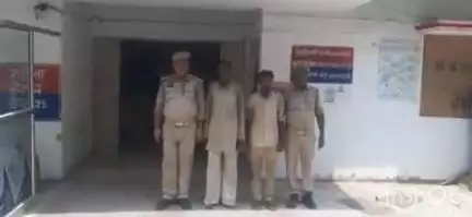 बिंदकी: नहरामऊ गांव से पुलिस ने दहेज हत्या के आरोपी पिता-पुत्र को किया गिरफ्तार, कानूनी कार्रवाई कर भेजा न्यायालय
