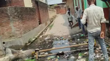 मोहम्मदी: मोहम्मदी नगर के मोहल्ला सरैया में नाले में गिरा घोड़ा