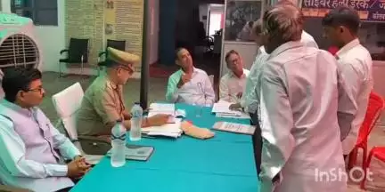 बागपत: कोतवाली बागपत परिसर में आयोजित थाना समाधान दिवस में इंस्पेक्टर ने फरियादियों की समस्याएं सुनीं
