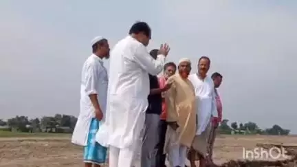 মানকাচৰ: স্থানীয় বিধায়ক আফতাব উদ্দিন মোল্লাই সাতভেণ্ডি গাঁওৰ গৰাখহনীয়া ঠাই পৰিদৰ্শন কৰি পৰিস্থিতিৰ বুজ লয়
