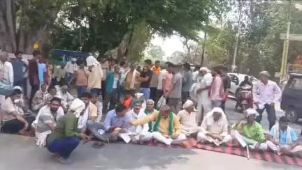 महावन: बिजली कटौती से परेशान किसानों ने बलदेव उपकैद बिजली घर पर प्रदर्शन कर लगाया ताला रोड किया बंद #janasmasya