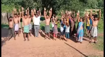 అనంతగిరి: పవన్ సార్ మండలంలోని పాలబంద రహదారికి పారెస్టు అనుమతులు వెంటనే ఇవ్వాలంటూ గిరిజనులు వినూత్న రీతిలో నిరసన