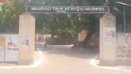 मिर्ज़ापुर: कलेक्ट्रेट में चकबंदी लेखपाल पर रुपए के कारण नापी न करने का आरोप लगाकर पीड़ित ने डीएम को सौंपा ज्ञापन