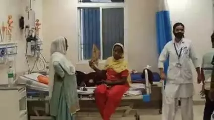 मधुबनी: सदर अस्पताल के इमरजेंसी वार्ड में मरीज हाथ के पंखे से हवा करने को मजबूर, वीडियो वायरल