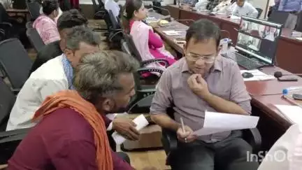 रायसेन: ग्राम खरगावली के भंवरलाल, प्यारेलाल, तुलसीराम समेत ग्रामीणों ने कलेक्टर को दिया आवेदन