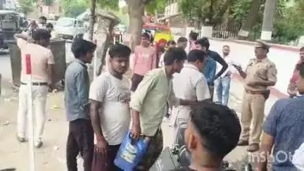 अकबरपुर: अकबरपुर में PWD कार्यालय के सामने मिला शव, आधार कार्ड से हुई युवक की पहचान, शव को पोस्टमार्टम के लिए भेजा गया
