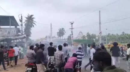 పవన్ కళ్యాణ్ తొలిప్రేమ రీరిలీజ్ సందర్భంగా తాటిపాకలో ఒక థియేటర్ వద్ద అభిమానుల సందడి