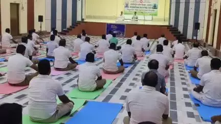 ইংরেজবাজার: ঝলঝলিয়া এলাকায় মালদা রেল ইনস্টিটিউটে আন্তর্জাতিক যোগ দিবসকে সামনে রেখে যোগাসনের আয়োজন